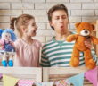 Puppenspiel mit Kindern: Wie Puppen die sprachliche, soziale und emotionale Entwicklung fördern (Foto: Shutterstock - Yuganov Konstantin)