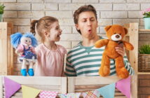 Puppenspiel mit Kindern: Wie Puppen die sprachliche, soziale und emotionale Entwicklung fördern (Foto: Shutterstock - Yuganov Konstantin)