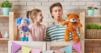 Puppenspiel mit Kindern: Wie Puppen die sprachliche, soziale und emotionale Entwicklung fördern (Foto: Shutterstock - Yuganov Konstantin)