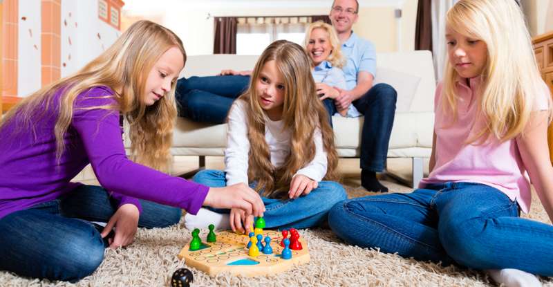 Ab einem Alter von sechs Jahren können die meisten Kinder bereits erste strategische Spiele spielen. ( Foto: Adobe Stock-  Adobe Stock  Kzenon )