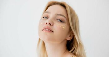 Make-up und junge Menschen: Schminken sich wirklich nur die Mädchen? ( Foto: Adobe Stock - LIGHTFIELD STUDIOS )