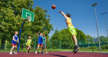 Wie lange geht ein Basketballspiel? (Foto: Adobe Stock-Sergey Novikov)