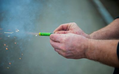 Jahr für Jahr Unfallopfer durch Raketen und Böller (Foto: Adobestock - Lumistudio 254272777)