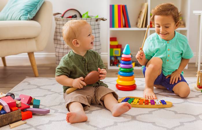 Im Idealfall weist das Kinderzimmer verschiedene Bereiche auf, in denen unterschiedliche Spiele gespielt werden können. Dies fördert die Spielfreude und lässt mehr Abwechslung zu. (Foto: Adobe Stock-oksix )