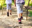 Familienfreizeit: Wandern mit Kindern als perfekte (Foto: AdobeStock - 172352157 _jure)