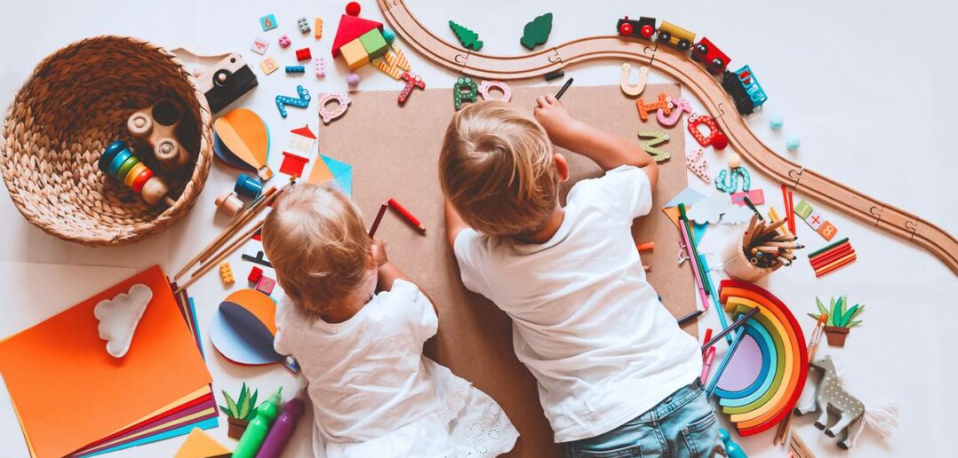 Montessori Spielzeug: Merkmale, Materialien und was damit gefördert wird (Foto: AdobeStock - 288790550 nataliaderiabina)