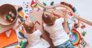 Montessori Spielzeug: Merkmale, Materialien und was damit gefördert wird (Foto: AdobeStock - 288790550 nataliaderiabina)