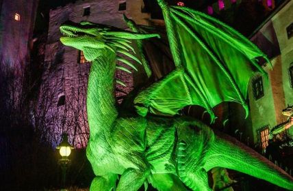 Animatronische Fabelwesen erzählen faszinierende Geschichten im winterlichen Münchner Freigelände München im Winter: Game of Dragons im Lucky Star (Foto: F&H Kultur & Entertainment GmbH)