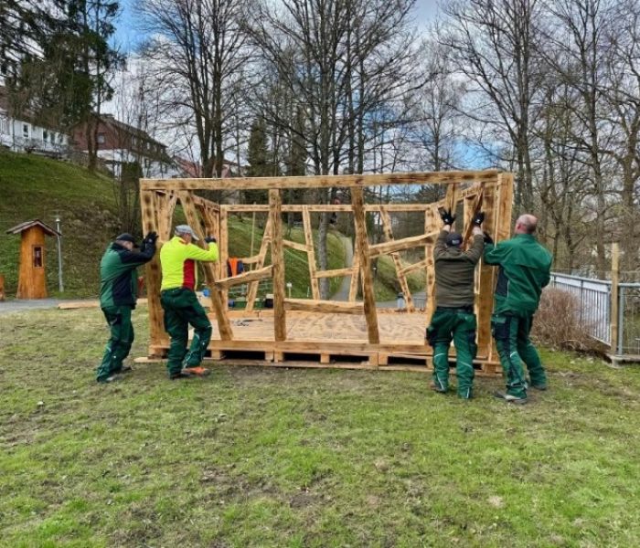 Aufbau des Hexenhauses für Walpurgis in Altenau im Oberharz (Foto: Katharina Dundler - GLC AG)