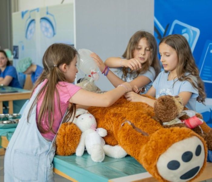Die Kinder beatmen den Teddy (Foto: Markus Kümmerle, Städtisches Klinikum Karlsruhe)